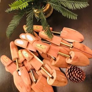 8 pairs of cedar shoe tree